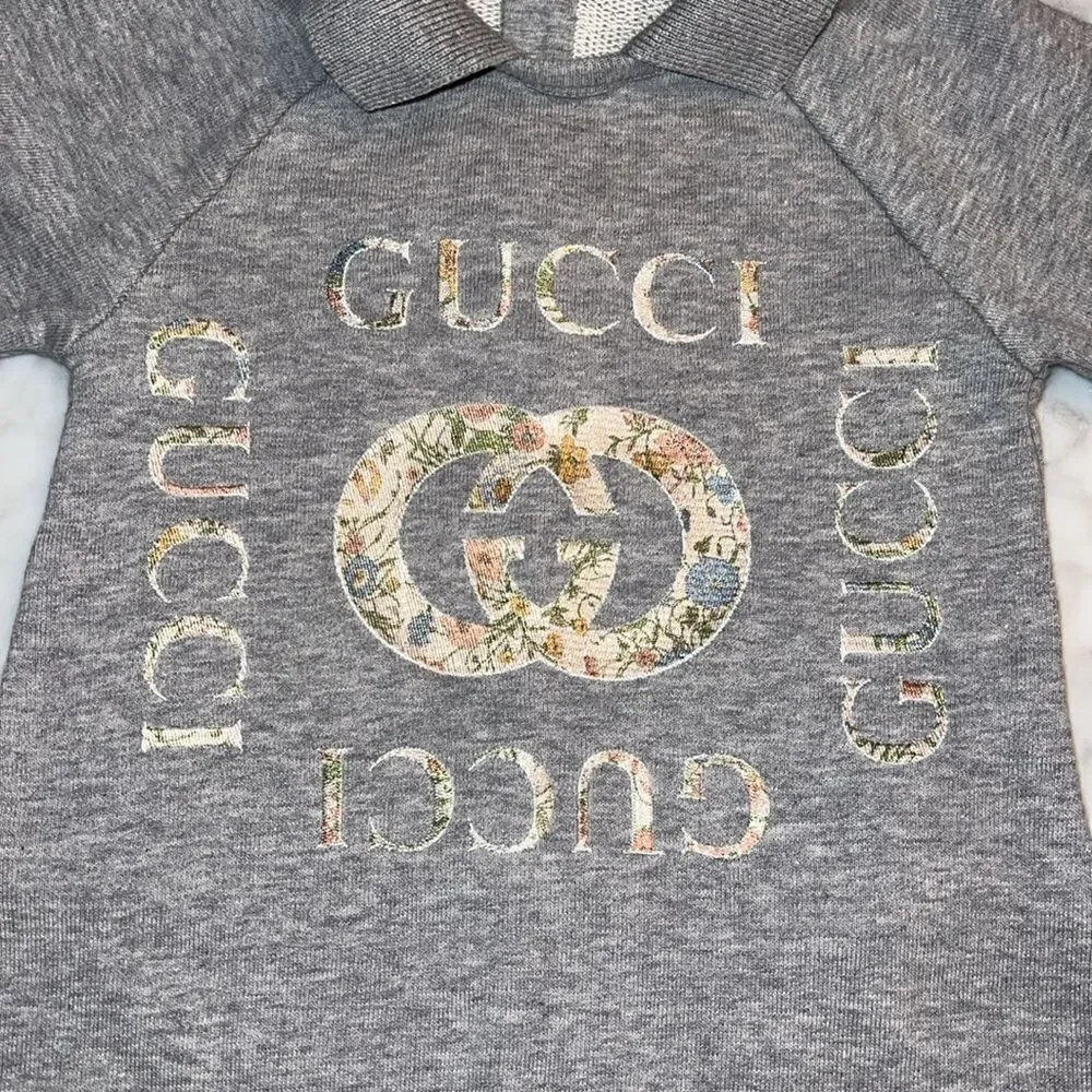 NWOT GUCCI GREY COTTON LOGO BABY SHORTIE 3/6M